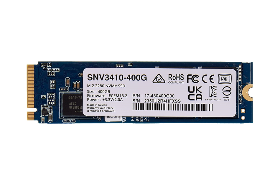 Blauer M.2 2280 NVMe SSD mit weißem Etikett, das Modellnummer, Kapazität von 400 GB und technische Details anzeigt.