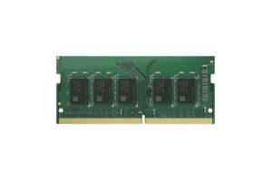 Ein grüner RAM-Riegel mit mehreren Speicherchips und goldenen Kontakten am unteren Rand.