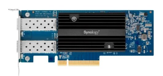 Synology Netzwerkkarte mit blauer Leiterplatte und zwei SFP+ Ports.