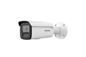 Weiße Überwachungskamera von Hikvision, seitlich an der Wand montiert.