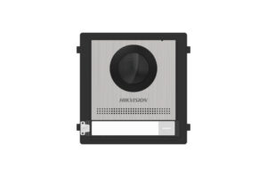 Video-Türsprechanlage der Marke Hikvision mit Kamera, Mikrofon und Lautsprecher in einem rechteckigen, modernen Design.