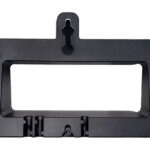 Schwarzer Kunststoffrahmen mit rechteckiger Aussparung und Aufhängeösen.