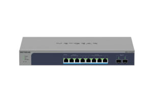 Netgear Netzwerk-Switch mit acht Ethernet-Ports und zwei SFP-Ports auf der Vorderseite.