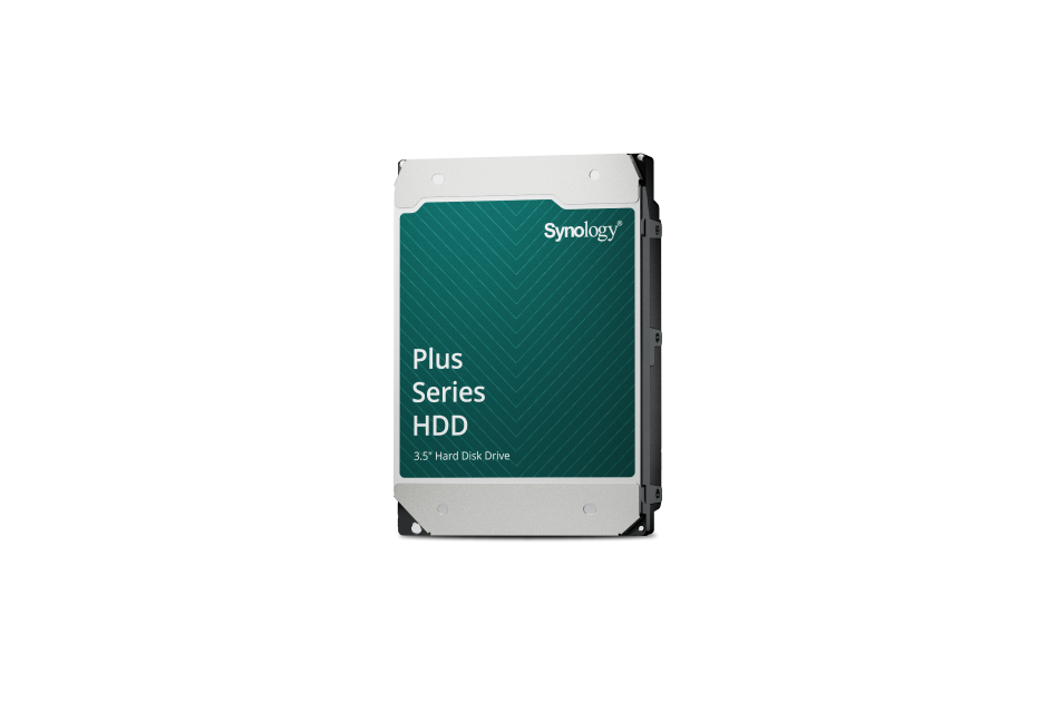 Synology 3.5" Festplatte der Plus-Serie mit grรผnem Etikett und weiรem Rand.