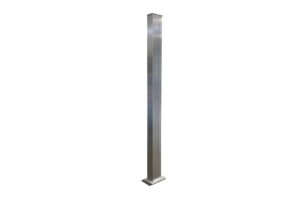 Ein hoher, schmaler Metallpfosten mit quadratischem Querschnitt und einem flachen Standfuß.