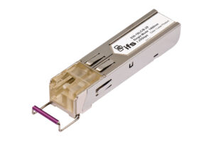 Ein optisches Transceivermodul mit Metallgehäuse und sichtbarem Etikett mit technischen Spezifikationen.