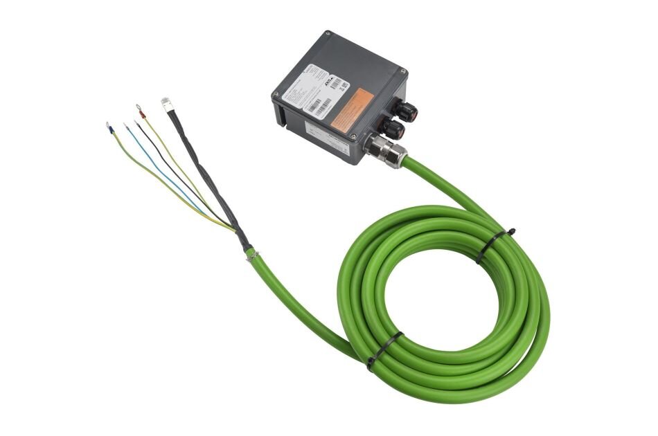 Grünes Kabel, das an eine graue, rechteckige Anschlussdose mit mehreren Drahtenden verbunden ist.