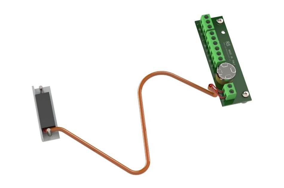 Stromsensor mit grüner Anschlussleiste und Kupferdraht, verbunden mit einem rechteckigen Bauteil.