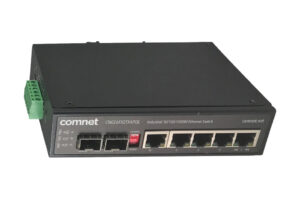 Schwarzer Ethernet-Switch von Comnet mit acht Anschlussports und einer grünen Stromanschlussklemme.