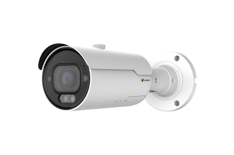 Weiße Überwachungskamera mit zylindrischem Gehäuse und abgerundetem Visier, an einer Wandhalterung befestigt.