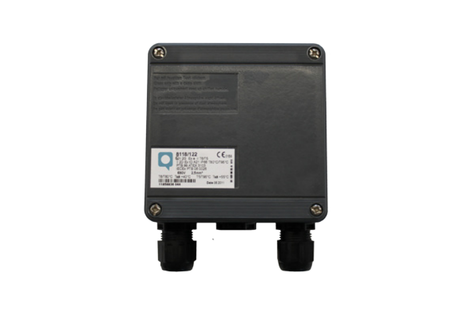 Graues, rechteckiges Gerät mit zwei Anschlüssen unten und einem Etikett mit technischen Informationen.