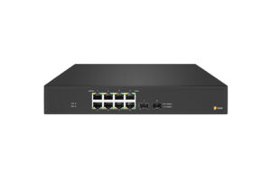 Schwarzer Netzwerk-Switch mit acht Ethernet-Anschlüssen und zwei Glasfaserports auf einer weißen Oberfläche.