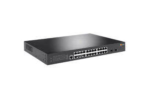 Ein schwarzer Netzwerk-Switch mit mehreren Ports und Kontrollleuchten auf einer weißen Oberfläche.
