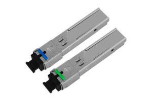 Zwei silberfarbene SFP-Module mit blauen und grünen Markierungen auf weißem Hintergrund.