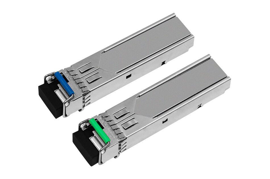 Zwei silberne SFP-Module mit farbigen Markierungen, liegend auf weißem Hintergrund.