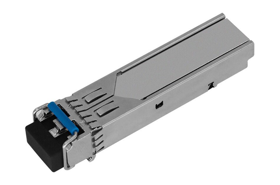 Ein SFP-Modul mit silbernem Gehäuse und blauer Abdeckung an einem Ende.