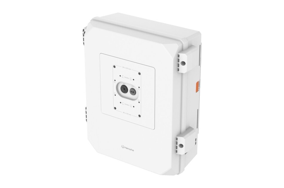 Weißes elektronisches Gerät mit einem zentralen Anschluss und Markenlogo auf der Vorderseite, an einer Wand montierbar.