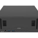 Schwarzer Server oder Netzwerkrekorder mit Lüftungsschlitzen und mehreren Anschlüssen vorne, einschließlich USB-Ports.