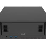 Schwarz-graues elektronisches Gerät mit Lüftungsschlitzen und Ports an der Vorderseite, mit dem Logo "AXIS" in der Mitte.