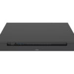 Ein schwarzer Server-Rackmount mit Lüftungsschlitzen und mehreren Anschlussbuchsen an der Vorderseite.