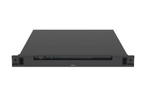Ein schwarzer Server-Rackmount mit Lüftungsschlitzen und mehreren Anschlussbuchsen an der Vorderseite.