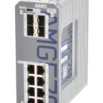 Ein grauer industrieller Netzwerk-Switch mit mehreren Ethernet-Ports und blauen Anschlüssen, beschriftet mit "AMG570".