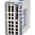 Industrie-Switch mit mehreren Ethernet- und Glasfaseranschlüssen in einem robusten Metallgehäuse.