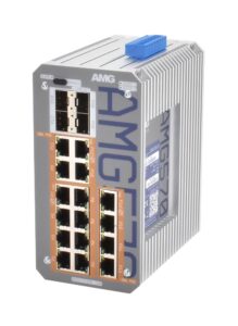 Netzwerkswitch mit mehreren Ethernet-Ports in einem silbernen Gehäuse, darauf das Logo "AMG".