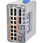 Industrieswitch mit mehreren Ethernet- und SFP-Ports, silbernes Gehäuse mit blauen Details, Modellnummer AMG570.
