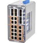 Industrieller Netzwerkswitch mit mehreren Ethernet-Ports und Kühlrippen auf der Seite.