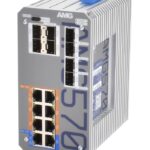 Ein industrieller Netzwerk-Switch mit mehreren Ethernet- und SFP-Ports, wobei die obere Abdeckung blau ist.
