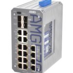 Industrie-Switch mit mehreren Ethernet-Ports und blauen Steckverbindungen auf der Oberseite.