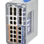 Industrieswitch mit mehreren Ethernet-Ports und einem grauen Gehäuse mit blauen und schwarzen Steckplätzen.
