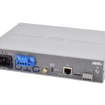 Graues elektronisches Gerät mit mehreren Anschlüssen, darunter Ethernet, Stromanschluss und serielle Schnittstelle.