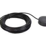 Ein schwarzes Kabel mit einem runden, flachen Sensor am Ende, geeignet für elektronische Verbindungen.