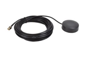 Ein schwarzes Kabel mit einem runden, flachen Sensor am Ende, geeignet für elektronische Verbindungen.