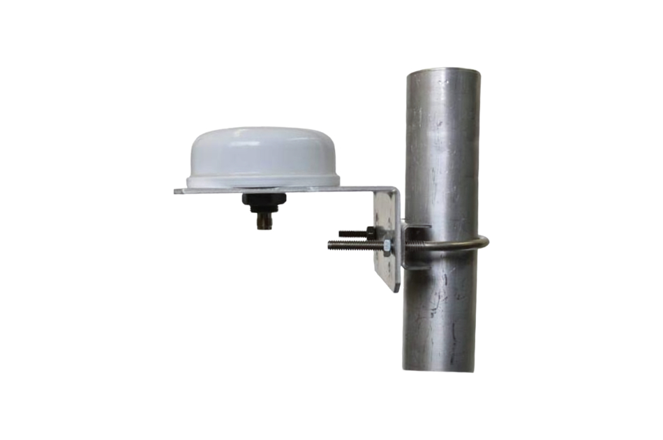 Eine weiße Kuppelantenne ist an einem vertikalen Metallrohr mit einer Halterung befestigt.