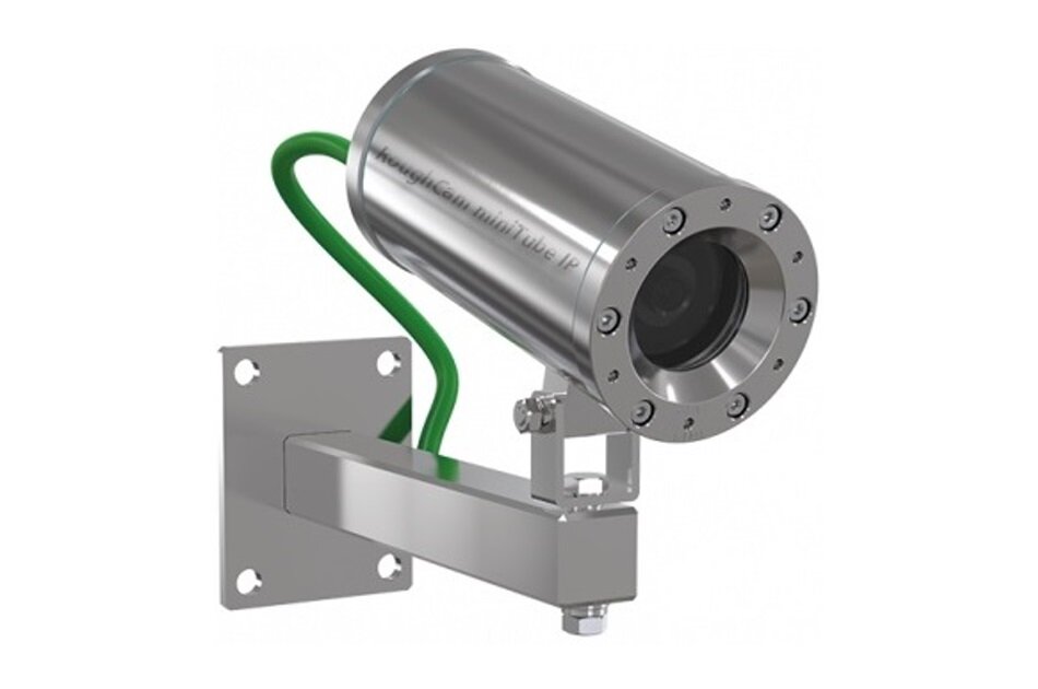 Metallische Überwachungskamera mit Wandhalterung und grünem Kabel.