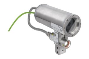 Industriekamera mit Metallgehäuse und grünem Kabel, geeignet für robuste Umgebungen.