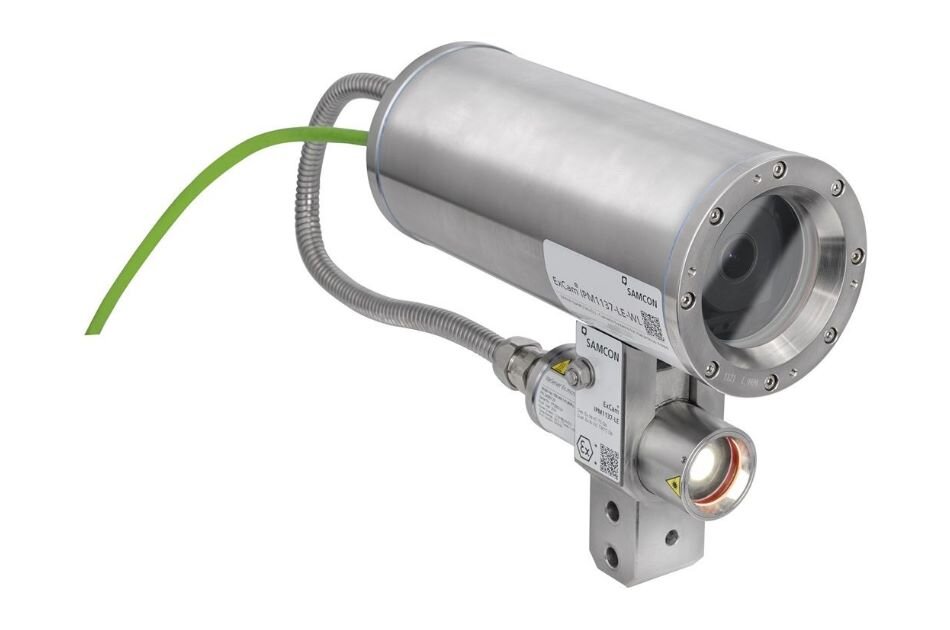 Industriekamera mit Metallgehäuse und grünem Kabel, geeignet für robuste Umgebungen.