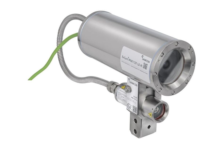 Zylindrische Industriekamera mit Metallgehäuse und Kabelanschlüssen, montiert auf einer kleinen Halterung.