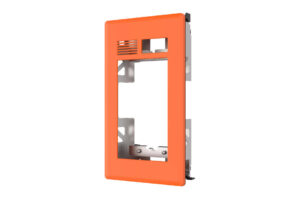 Ein orangefarbenes Gehäuse mit Metallrahmen und Öffnungen für Elektronikkomponenten.