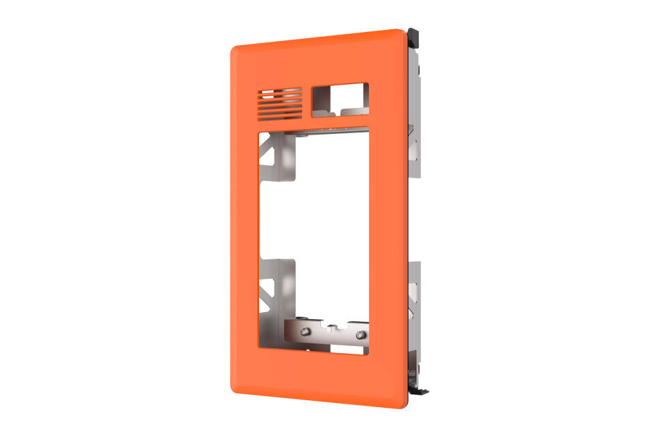 Ein orangefarbenes Gehäuse mit Metallrahmen und Öffnungen für Elektronikkomponenten.