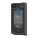 Intercom mit Touchscreen und Kamera, zeigt "Welcome!" auf dem Display.