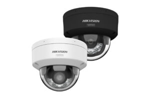 Zwei Überwachungskameras, eine in Schwarz und eine in Weiß, mit sichtbaren Objektiven und Hikvision-Logo.