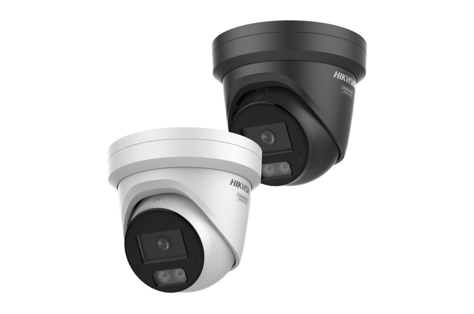 Zwei Überwachungskameras, eine in Weiß und eine in Schwarz, nebeneinander auf einem neutralen Hintergrund.