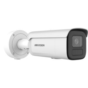 Überwachungskamera von Hikvision in weißem Gehäuse mit Wandhalterung.