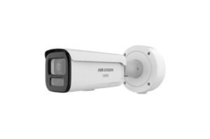 Eine Hikvision-Überwachungskamera in zylindrischer Form mit weißem Gehäuse, an einer Halterung montiert.