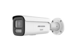 Überwachungskamera der Marke Hikvision mit zylindrischem Gehäuse zur Wandmontage.