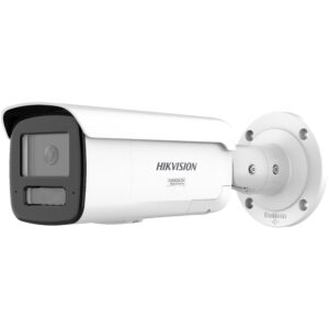 Weiße Überwachungskamera von Hikvision mit rechteckigem Gehäuse, Wandmontagehalterung an der Seite angebracht.